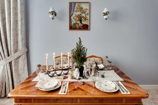 Кухня с лавандовыми стенами