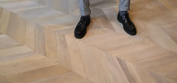 Дубовый паркет "французская елочка" под белым маслом в стиле лофт