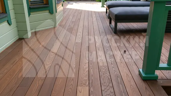 Терраса из термоясеня для загородного дома