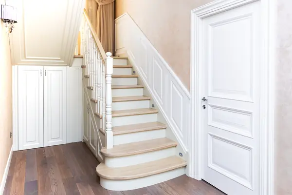 Лестница в классическом стиле из ясеня