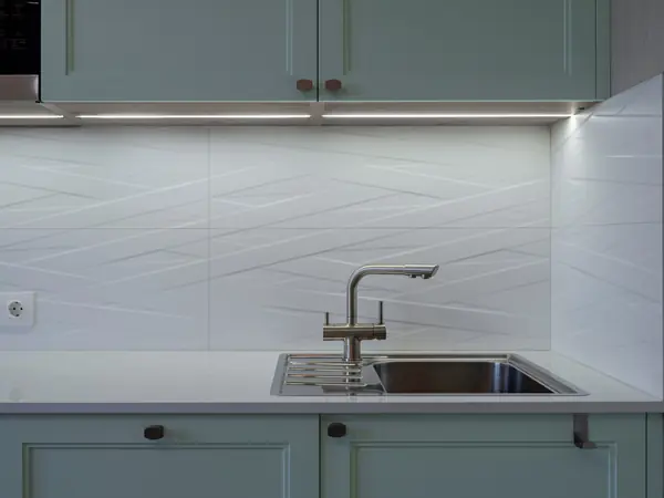 Нежная светло-мятная кухня в стиле неоклассика