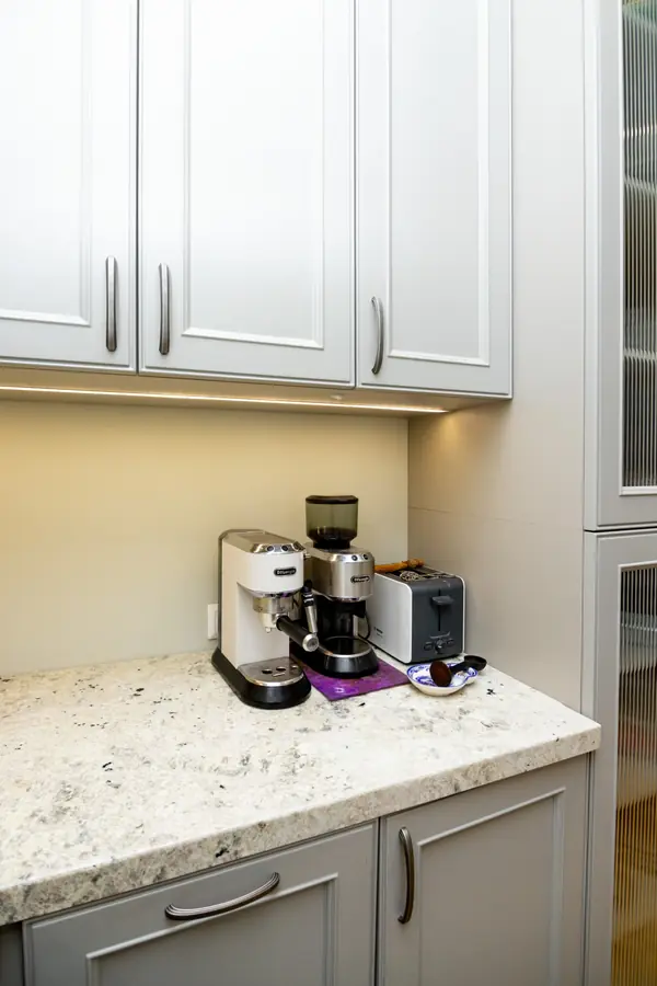 Светло-серая кухня в классическом стиле