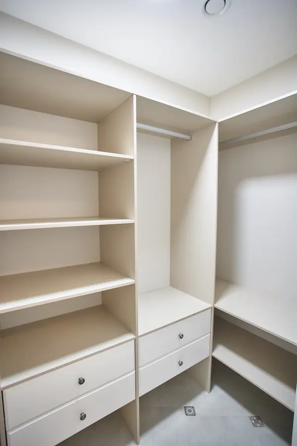 Гардеробная система классика raumplus с раздвижными и распашными дверьми