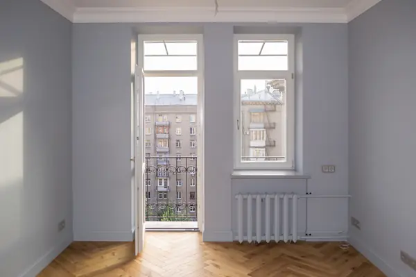 Окна из лиственницы, подоконники и столешница из искусственного камня