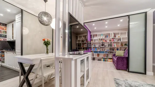 Глубокий винный цвет в интерьере стандартной двушки