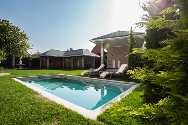 Комозитный бассейн с парящей архитектурой