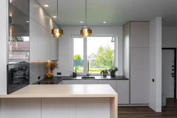 Современная кухня в частном доме