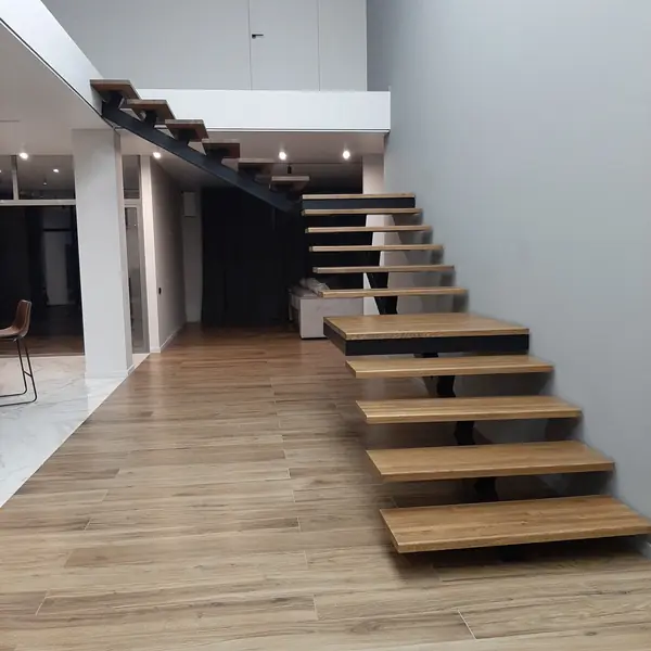 Лестница на монокосоуре с опорными столбами внутри стены из пеноблока