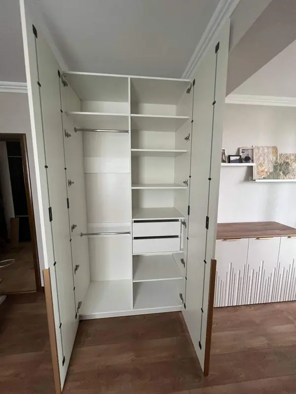 Распашные шкафы