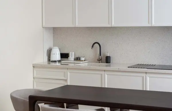 Кухня с гостиной в белом цвете