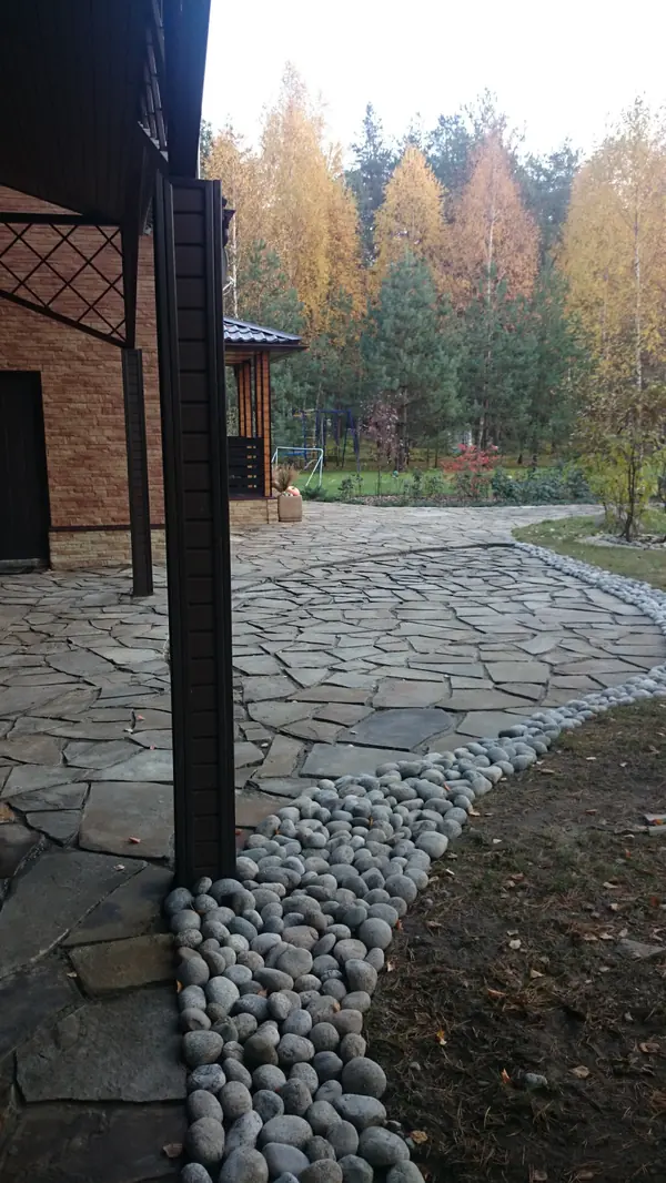 Парковка на 6 авто из натурального камня и отсыпкой из натуральной гальки