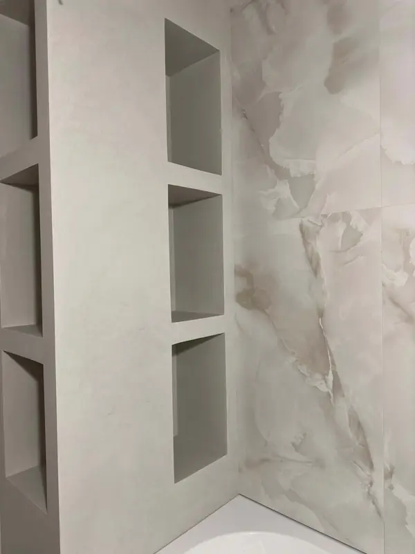 Отделка ванной комнаты декоративной штукатуркой с эффектом полицемента