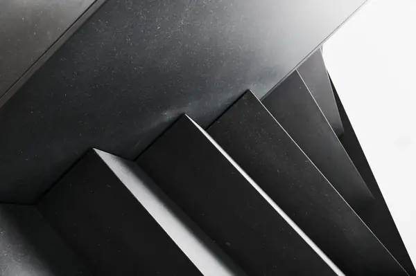 Черная лестница в проеме с окном