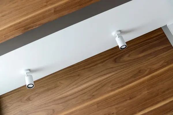 Панно из шпонированных орехом панелей