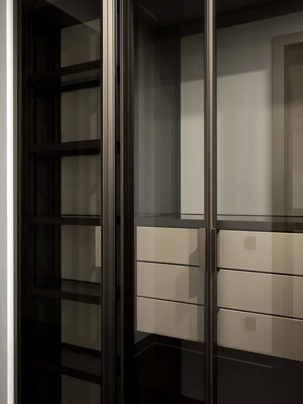 Стеклянная гардеробная система