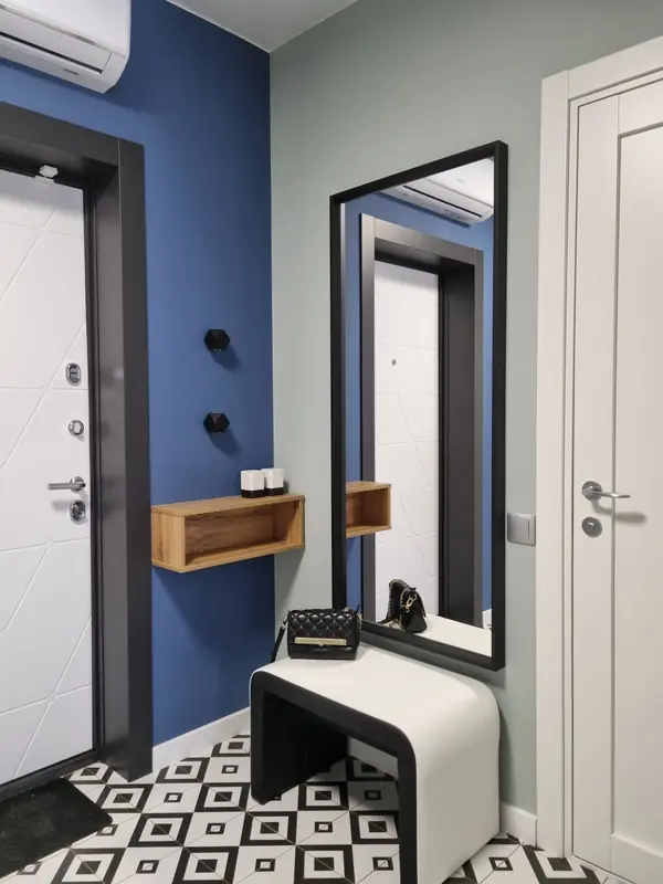 Яркая прихожая