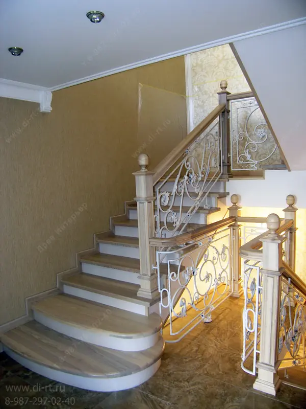Лестница с кованным ограждением