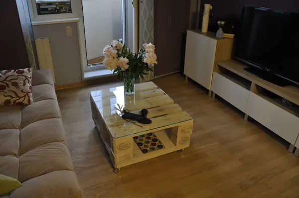 Журнальный столик на колесиках