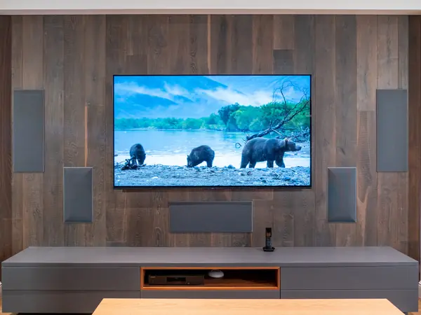 Домашний кинотеатр в современной квартире