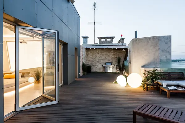 Светлый hi-tech