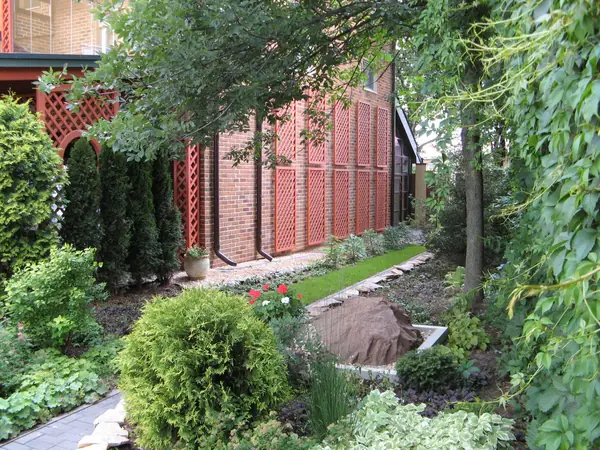 Полутеневая зона палисадника