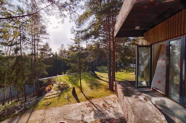 дом встроен в холм