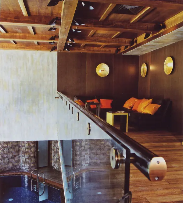 Балкон со вторым светом внутри дома