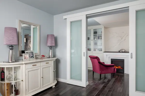 Квартира с гипсовым барельефом