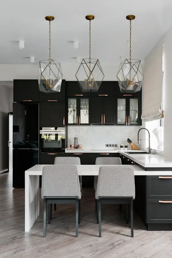 Стильная кухня в черном цвете