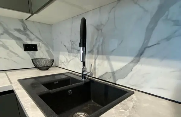 Кухня с островом-барной стойкой