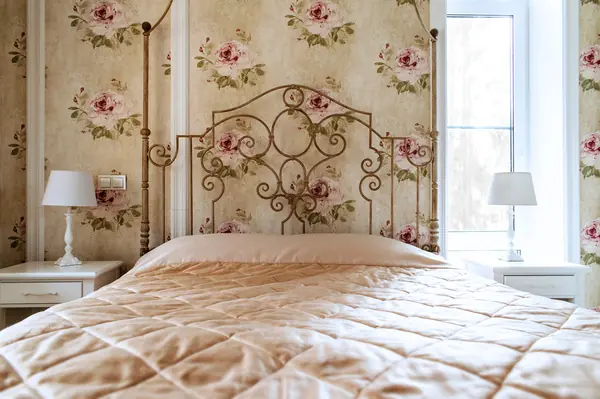 Спальня в светлых тонах.