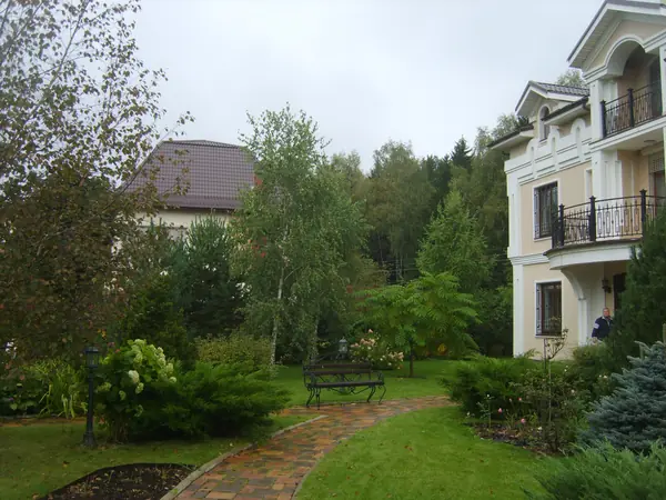 Место для отдыха с видом на розарий