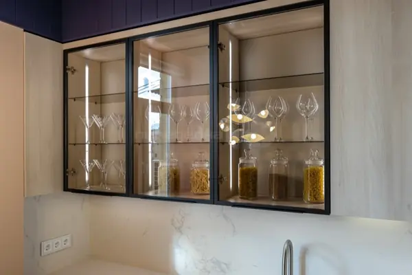 Кухня с алюминиевыми фасадами