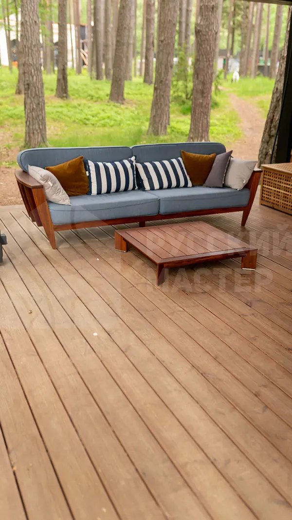 Современный дизайнерский дом с террасой и отделкой из дранки