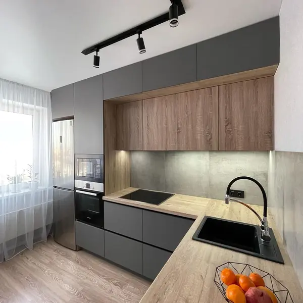 Зеленая угловая кухня под потолок со столешницей с еврозапилом