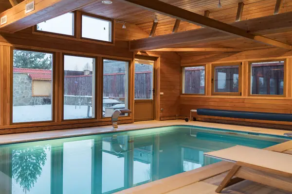 Плинтусная система Perimeter в доме с бассейном