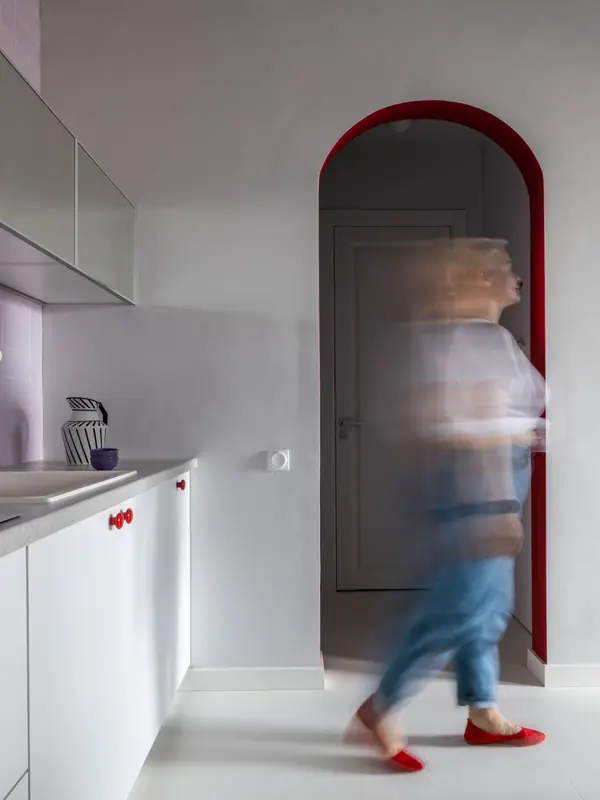 Проход из гостиной в прихожую.