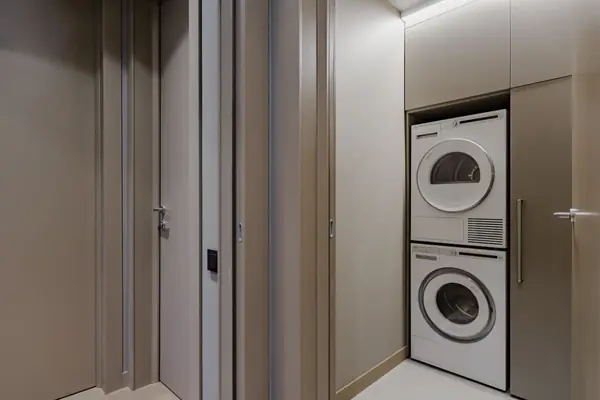 Шкаф в постирочную для стиральной и сушильной машин