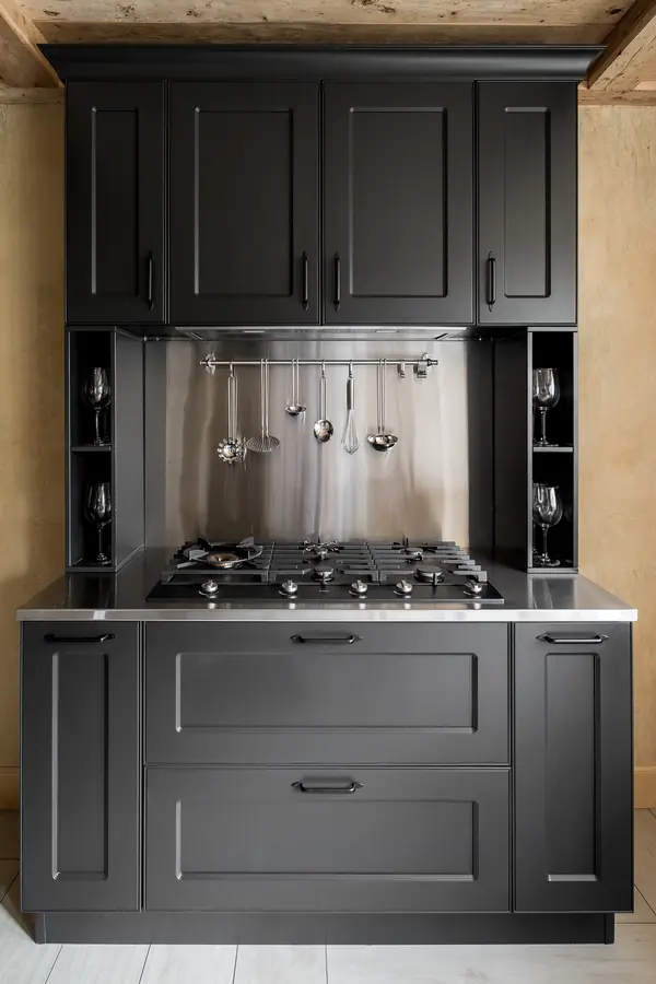 Кухня-гостиная в сланце и кружевах