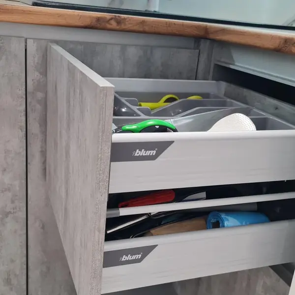 Серая угловая кухня в стиле лофт с матовыми фасадами