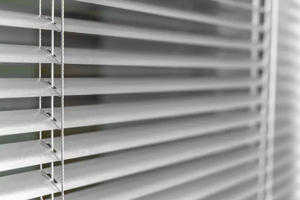 Горизонтальные жалюзи в офис