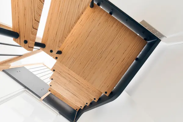 Лестница в квартире (BauBuche и элементы с эффектом необработанной стали)