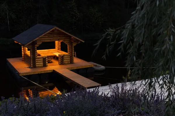 На берегу очень тихой реки