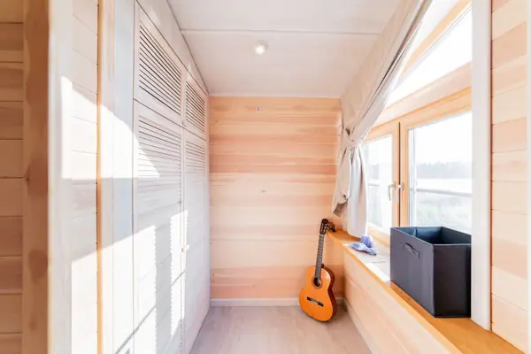 Шкаф с жалюзийными фасадами из массива