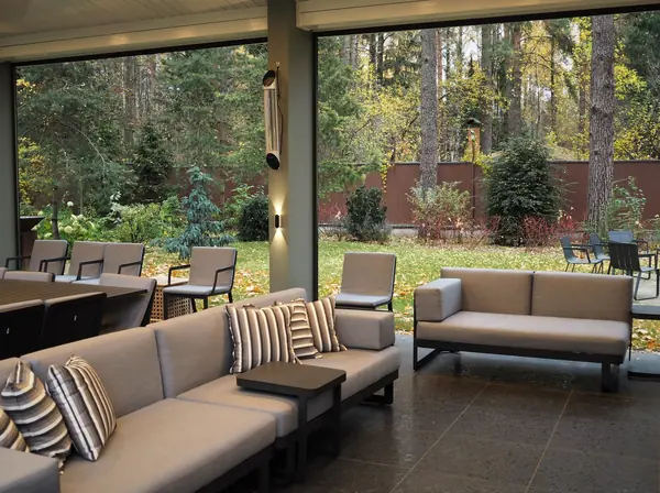 Павильон с летней кухней и домашним кинотеатром