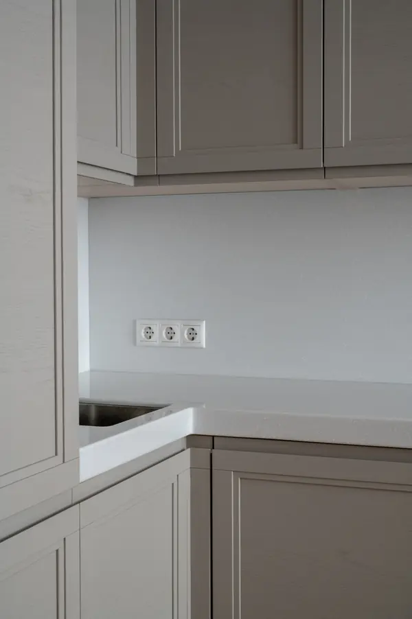 Кухня из массива с интегрированной ручкой