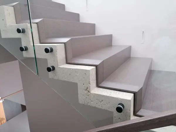 Облицовка лестницы в современном стиле со стеклом.