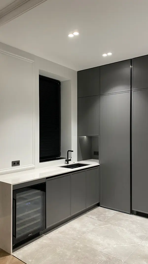 Кухня с кладовой в загородном доме