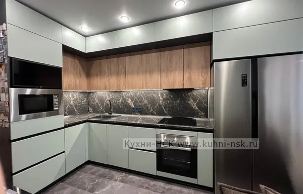 Дизайн кухни на заказ в сочетании зеленого и дерева