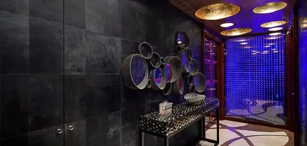 Стена и тайная дверь в декорировании натуральной кожей от Alphenberg